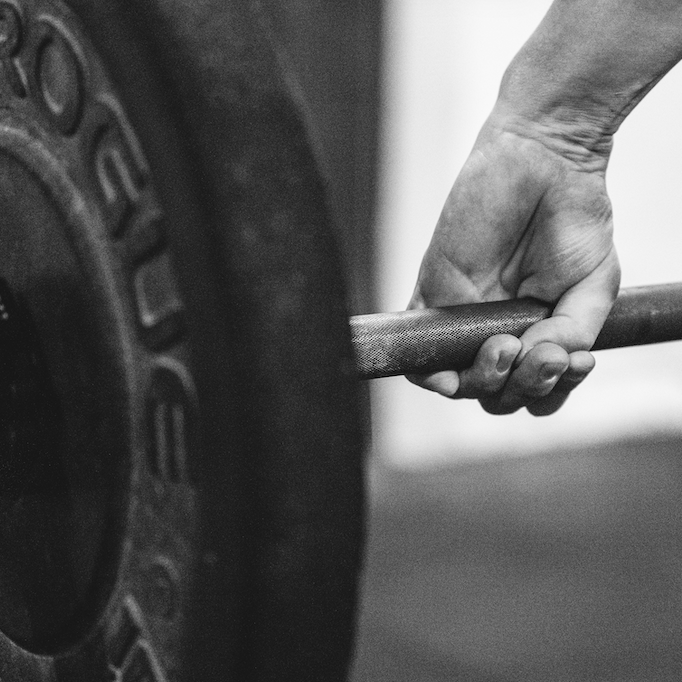 Ejercicio de CrossFit con barra, entrenamiento de fuerza y potencia.