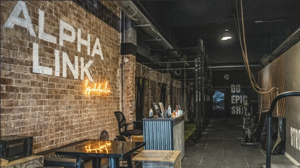 Interior del box de CrossFit AlphaLink con ambiente moderno y motivacional.
