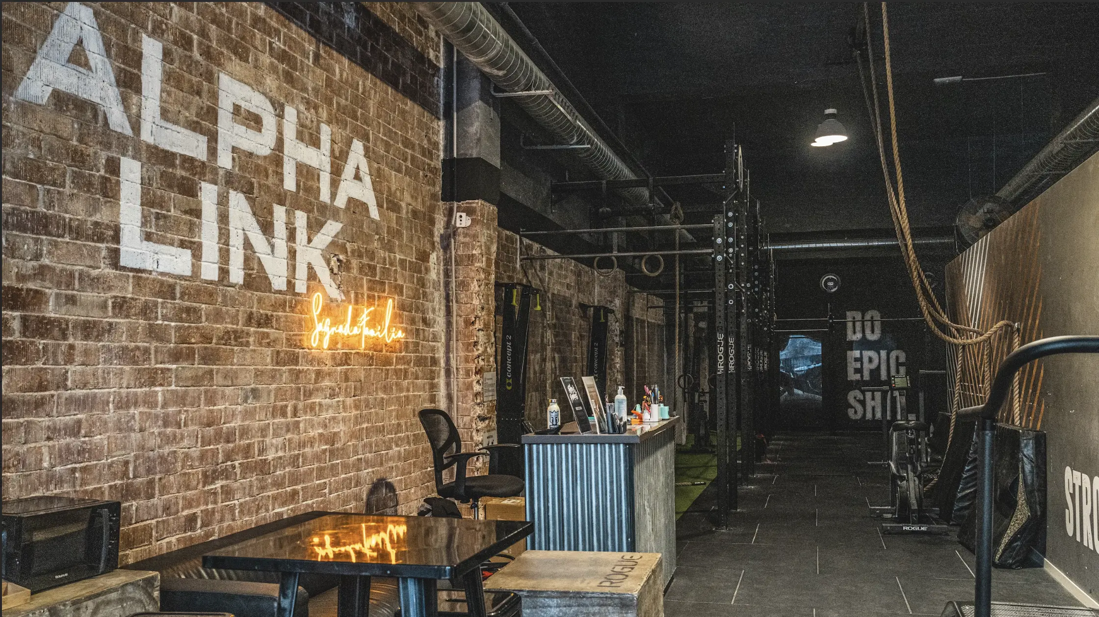 Interior del box de CrossFit AlphaLink con ambiente moderno y motivacional.