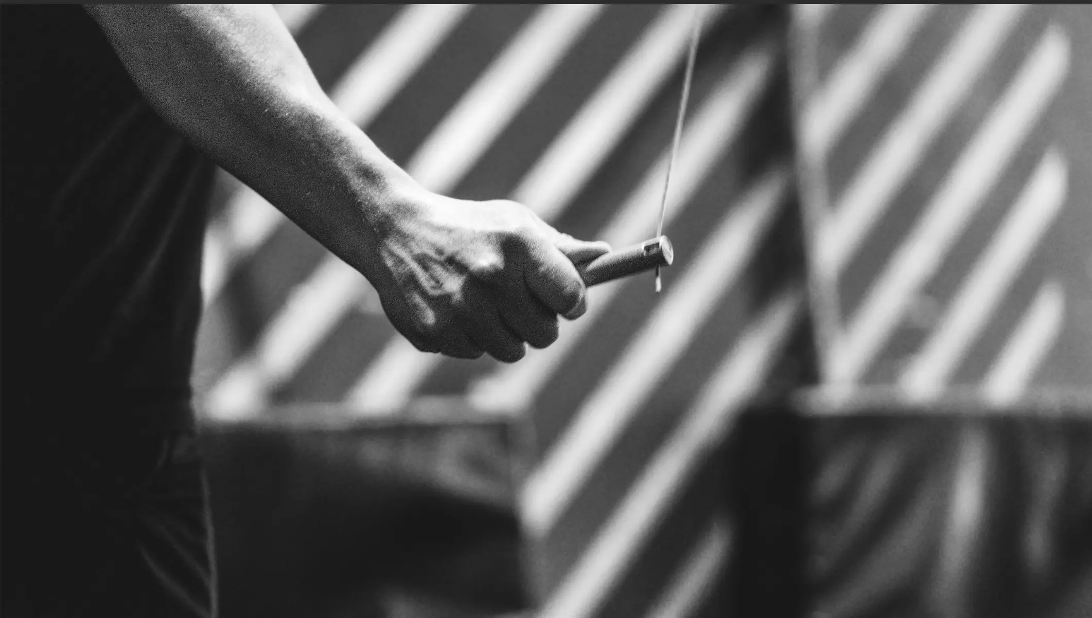 Atleta preparando material durante un entreno híbrido en Alpha Link CrossFit.