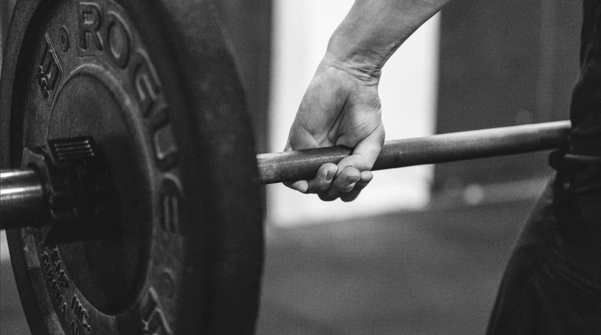 Levantamiento de barra en clase de Pump, entrenamiento de fuerza y prevención de lesiones.