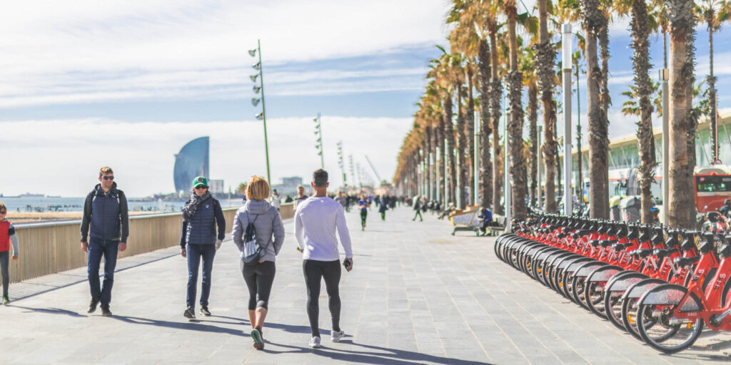 Corriendo por el Passeig Marítim de Barcelona durante un entreno híbrido.