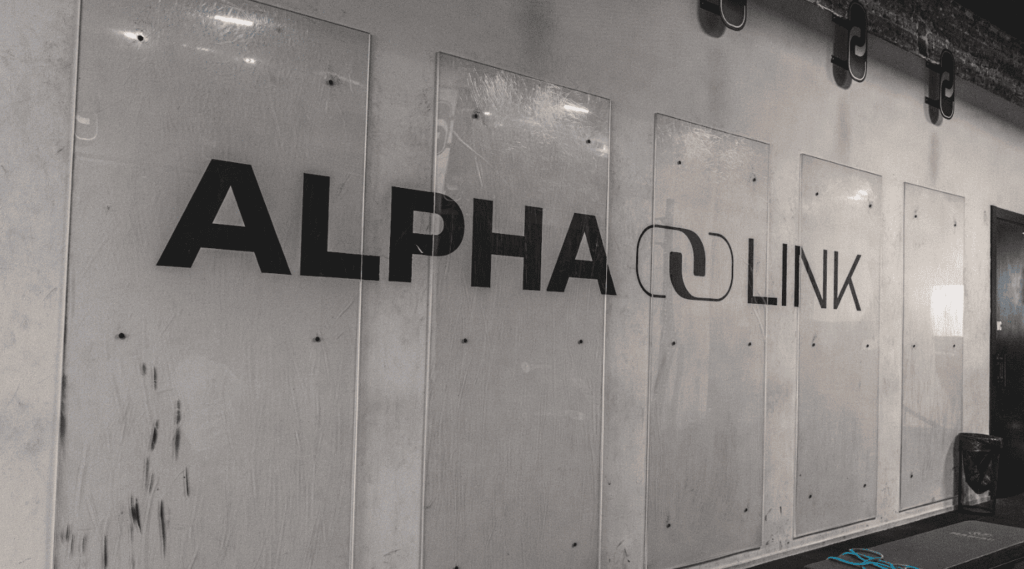Pared con el logo de ALPHA LINK