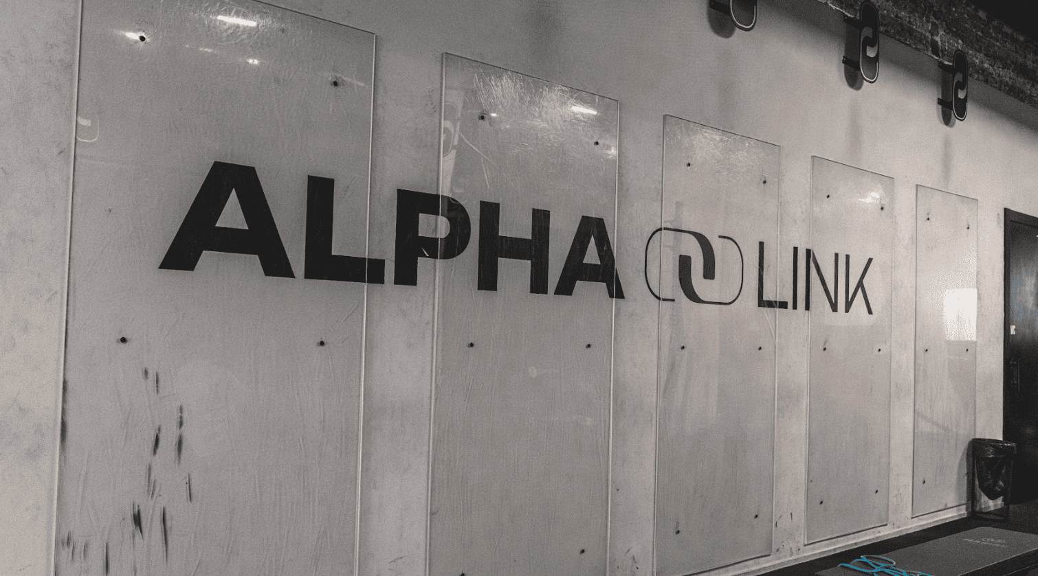 Pared con el logo de ALPHA LINK